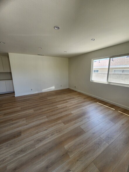 Building Photo - 625 N Angeleno Ave