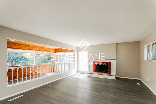 Building Photo - NOW OFFERING FIRST FULL MONTH FREE!!