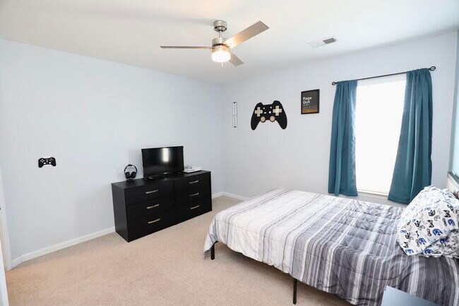 Building Photo - 3260 Matthews Dr