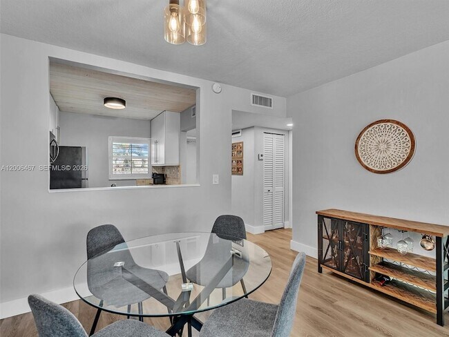 Building Photo - 9340 Lagoon Pl