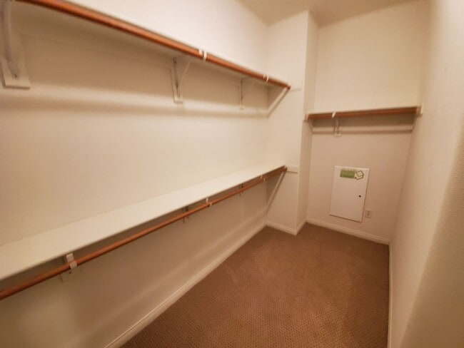 Building Photo - Spacious 4 Bedroom 3 Bath Two Story Riverp...
