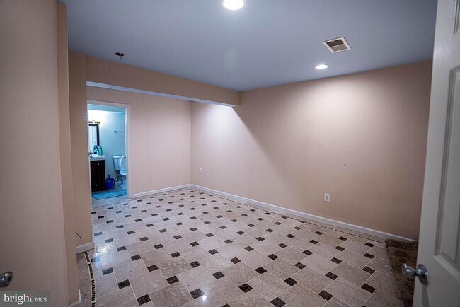 Building Photo - 9571 Linnett Hill Dr