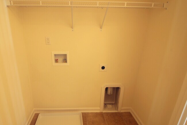 Building Photo - Beautiful and Bright 3 bedroom 2.5 bath Townhouse in Brightleaf with a Garage!!