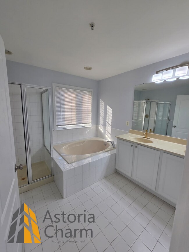 Building Photo - 3 Bedroom 3 Level Home with Garage and Flexible Layout