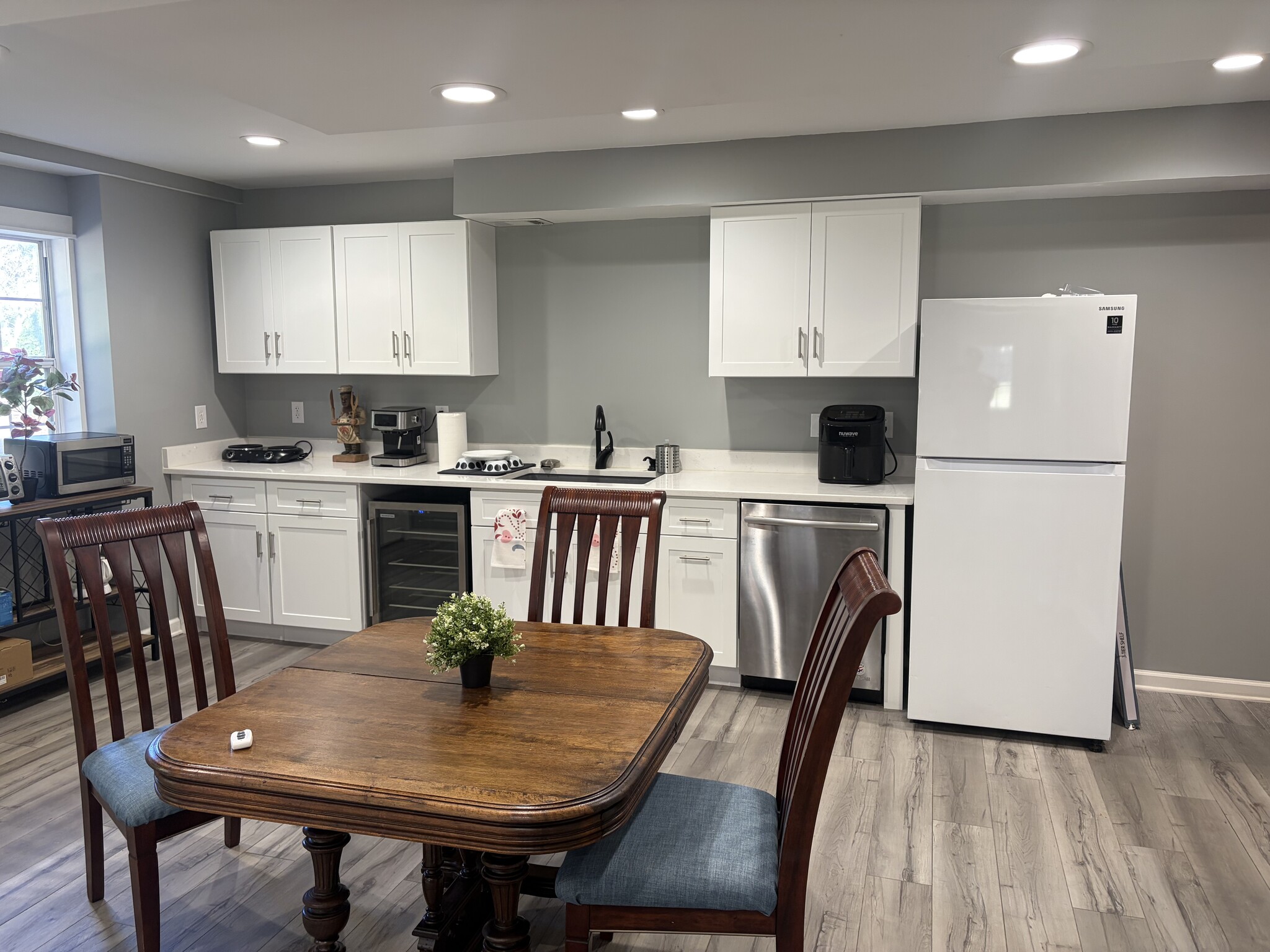Kitchen, has electric double stovetop, microwave, and toaster oven - 220 Drumcliff Ct