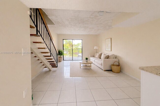 Building Photo - 8870 Fontainebleau Blvd