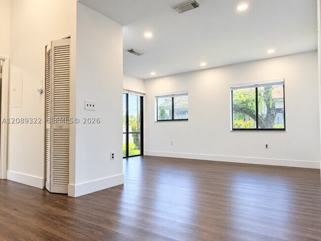Building Photo - 1541 N 14th Terrace