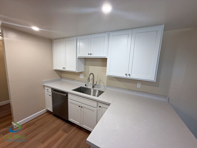 Building Photo - 5863 Hillview Ave