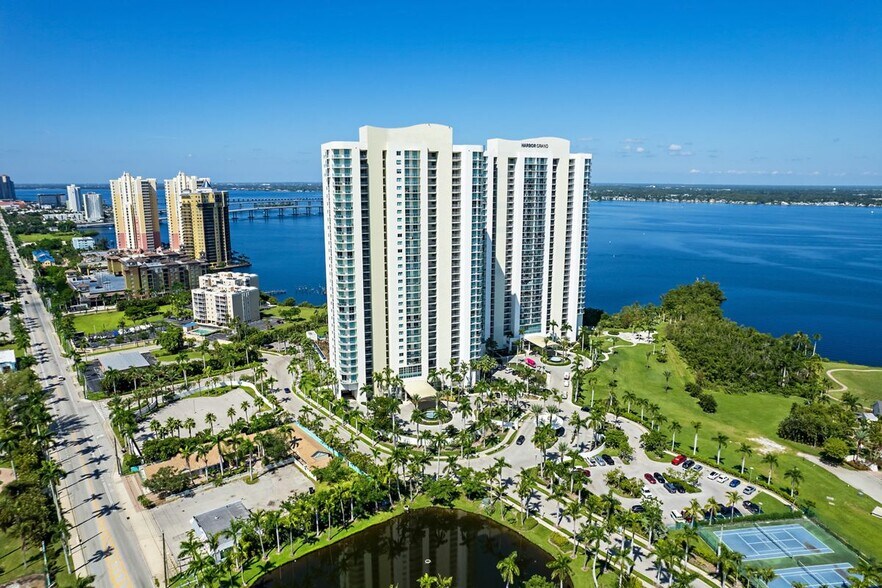 Primary Photo - 3000 Oasis Grand Blvd