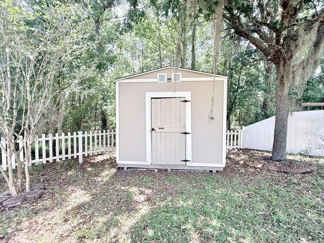 Building Photo - Spacious Two-Story Home with Hot Tub, Pool Table & Fenced Yard in Panther Creek
