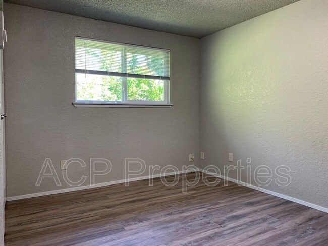 Building Photo - 3618 E Rusley Dr