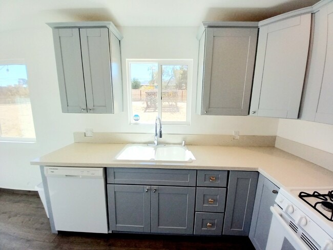 Building Photo - Fantastic Rental Opportunity in South Joshua Tree!