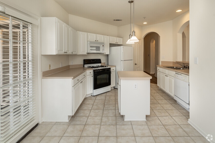 The Plantation - 3BR, 2BA - 1,756SF - Kitchen - Legacy Oaks at Spring Hill Apartments