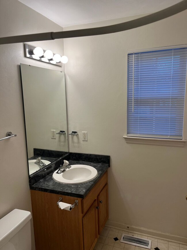 Building Photo - S. Market