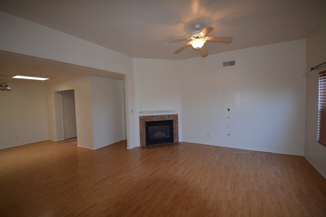 Building Photo - 5901 Camino de la Luna NW