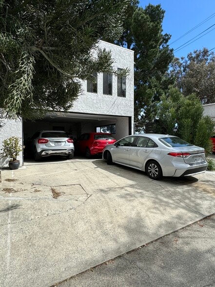 Building Photo - 8968 Crescent Dr