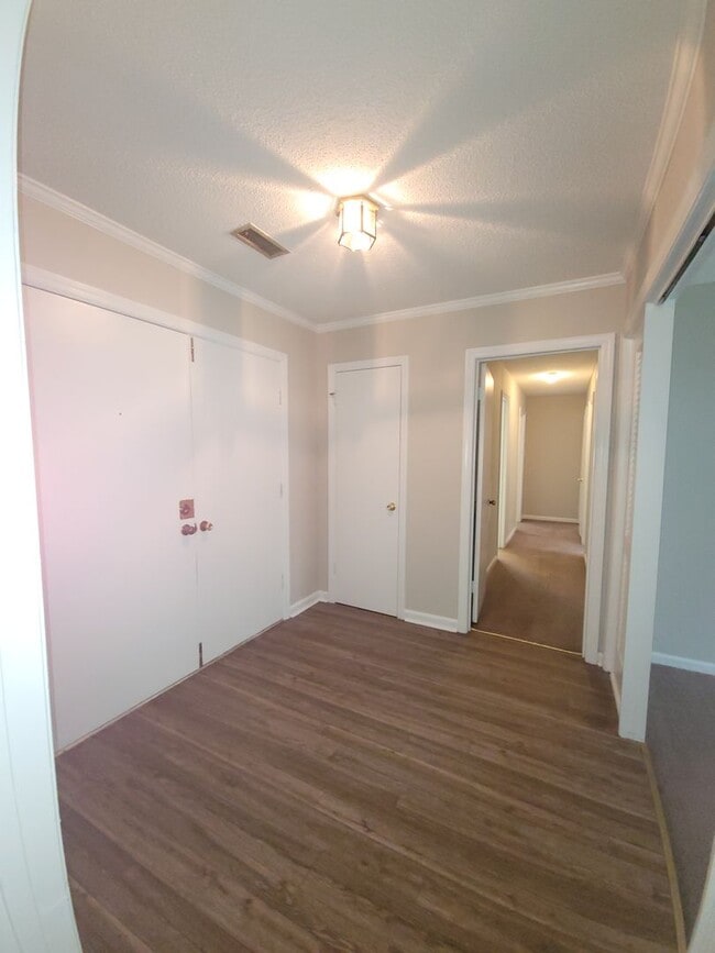 Building Photo - 207 White Oak Rd