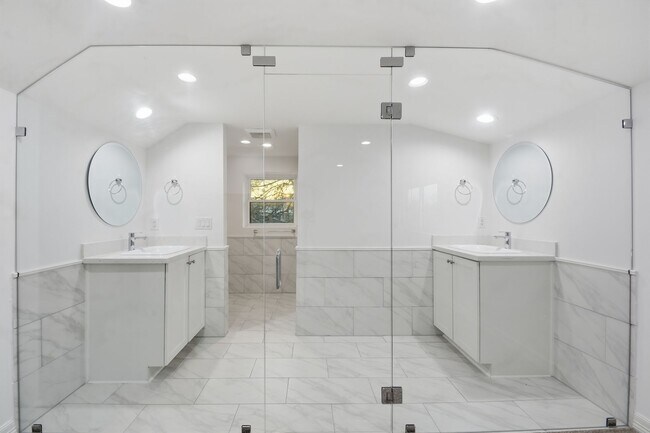 Building Photo - Beautiful Houston Home Featuring a Private Pool