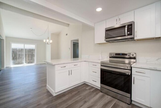 Building Photo - Beautiful fully remodeled 3-bedroom 2 bath...