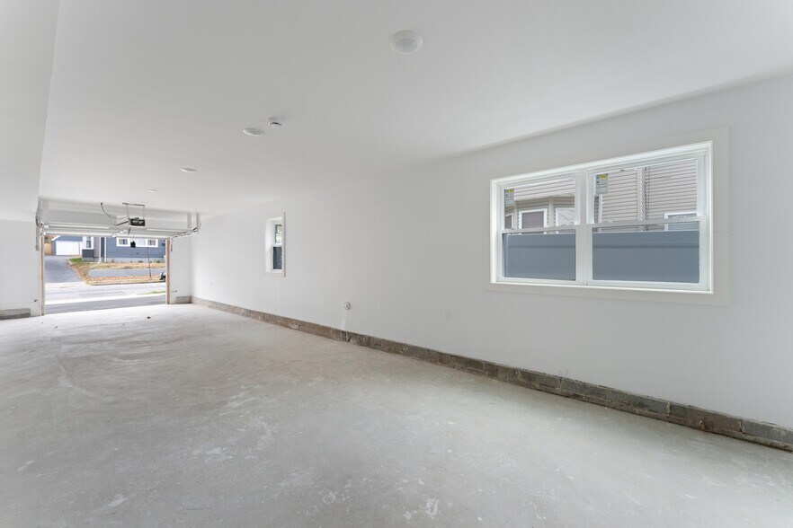 Building Photo - 84 Hollywood Ave