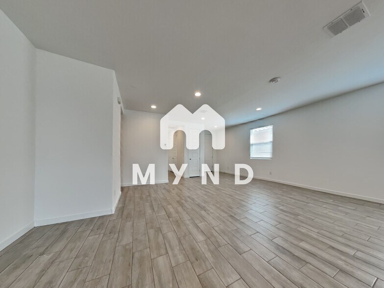Building Photo - 9513 W Turney Ave