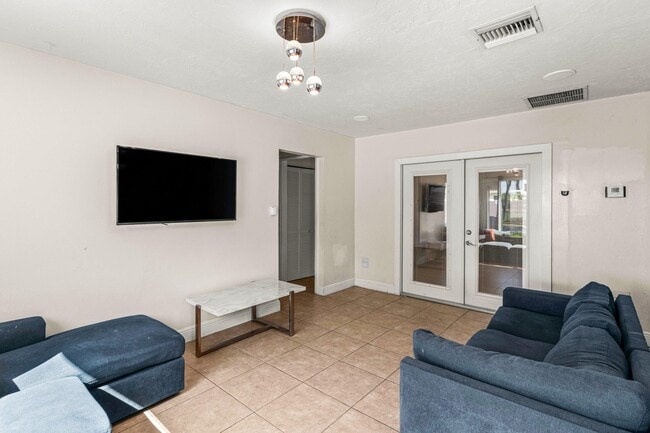 Building Photo - 1121 N 66 Terrace