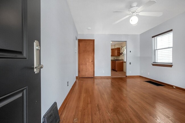Building Photo - 3 Bed, 1 Bath Single-Family Home – Great L...
