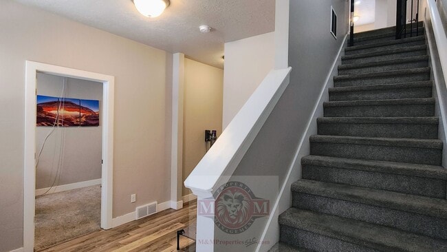 Building Photo - Great 3 Bd 2.5 Bath Townhome 2 Car Garage