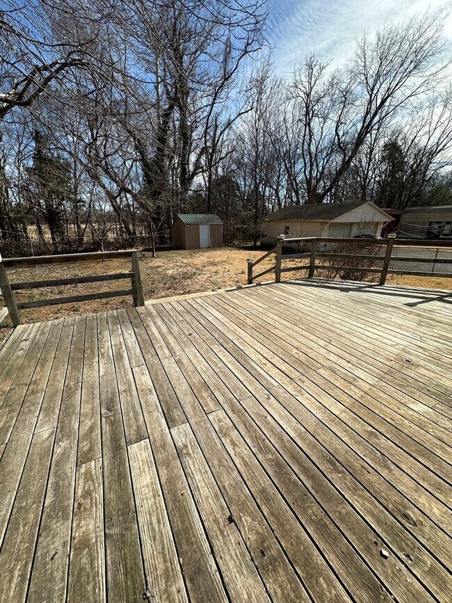 Building Photo - 3304 Southgate Dr