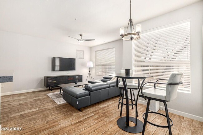 Building Photo - Lovely unit at Mira Vista Condominiums