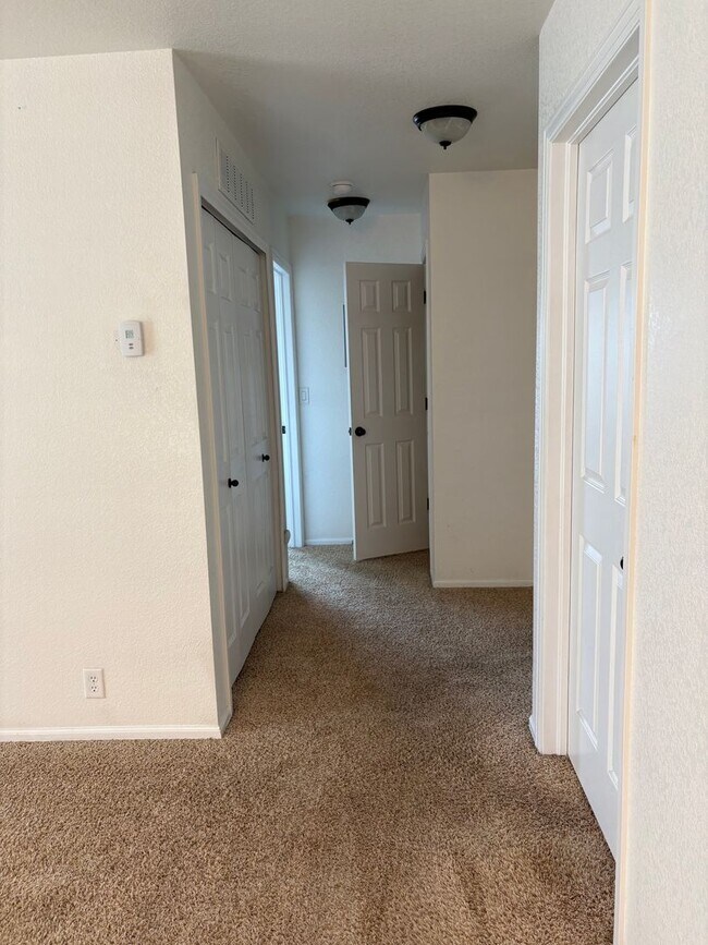 Building Photo - 1 Bedroom/1 Bathroom Off Barnes and Oro Blanco $1300