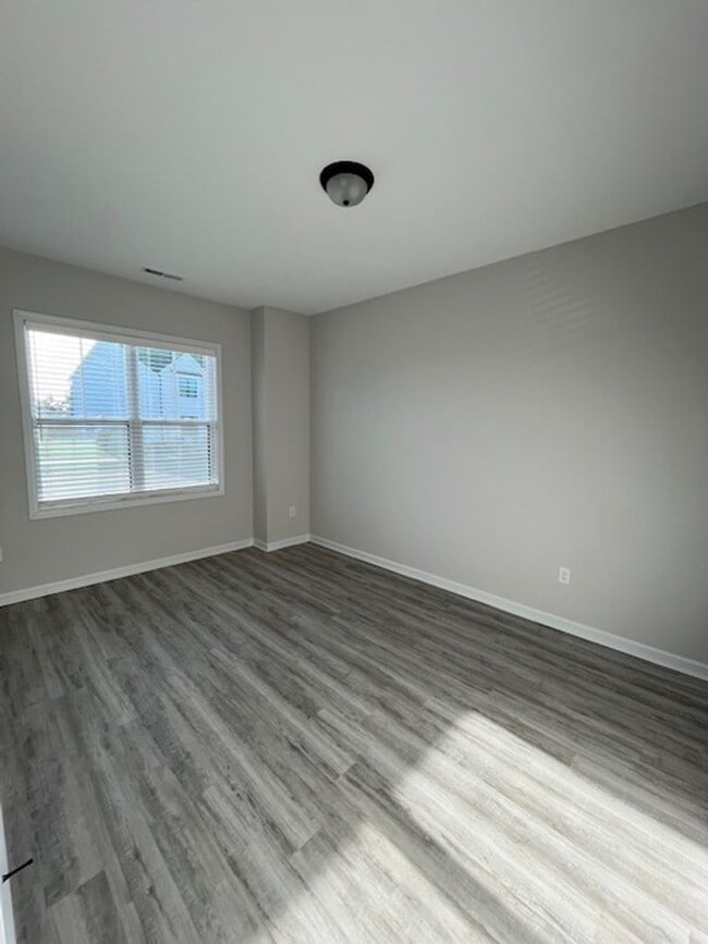 Building Photo - Stunning townhouse located in the heart of...