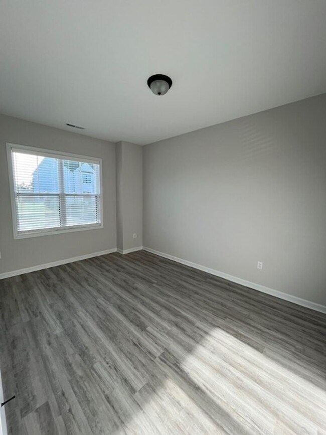 Building Photo - Stunning townhouse located in the heart of Winnabow!