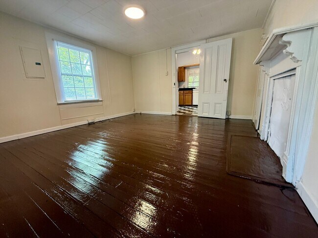Building Photo - Two Bedroom with Great Screened Porch!