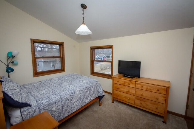 Building Photo - 23231 W Lakeshore Dr