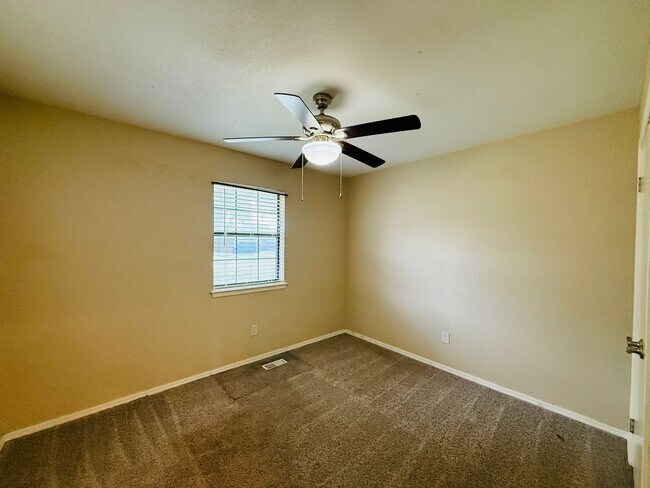 Building Photo - 1135 W Johnathan Way