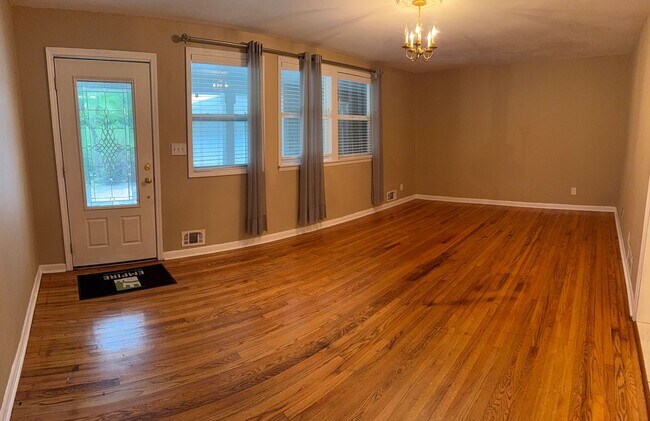 Building Photo - 5 Bedroom/4 Bath Home for lease on 1.5 Acr...