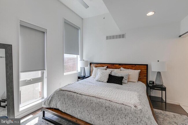 Building Photo - 938 N Leithgow St