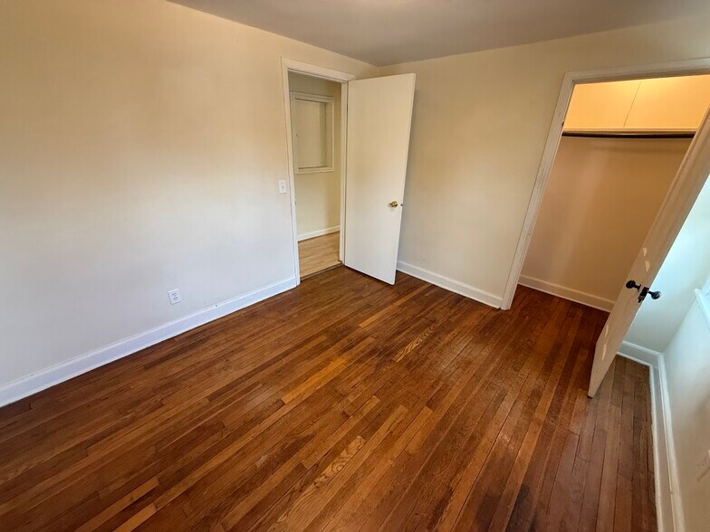 Building Photo - 509 Oak St