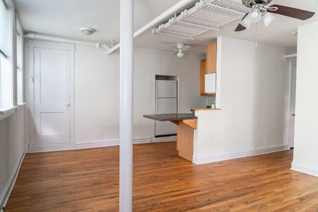 Building Photo - Ravenswood - 2 Bed / 1 Bath English Garden...