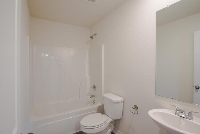 Building Photo - 808 Poplar St