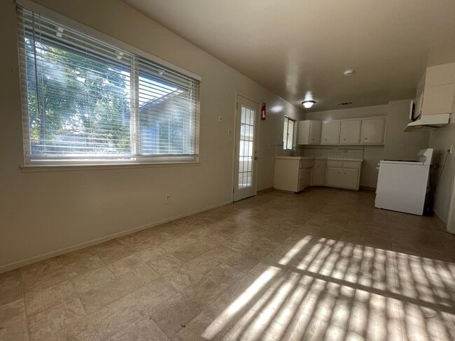 Building Photo - Charming 3-Bedroom Home with Bonus Room an...