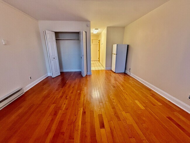 Building Photo - 2528 Christian St