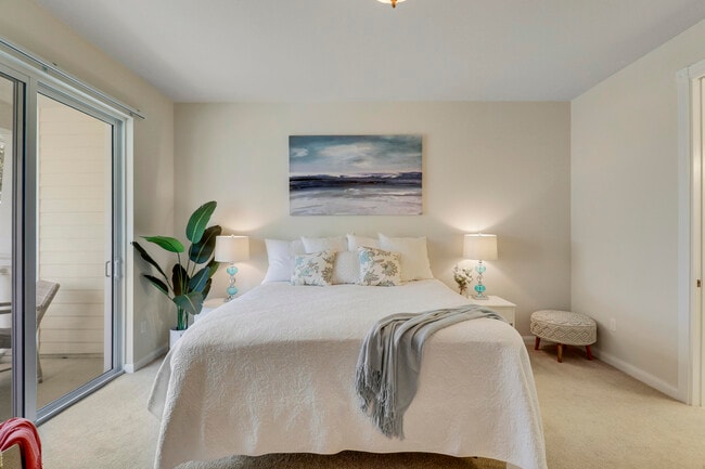 Building Photo - 1323 N Jeaga Dr