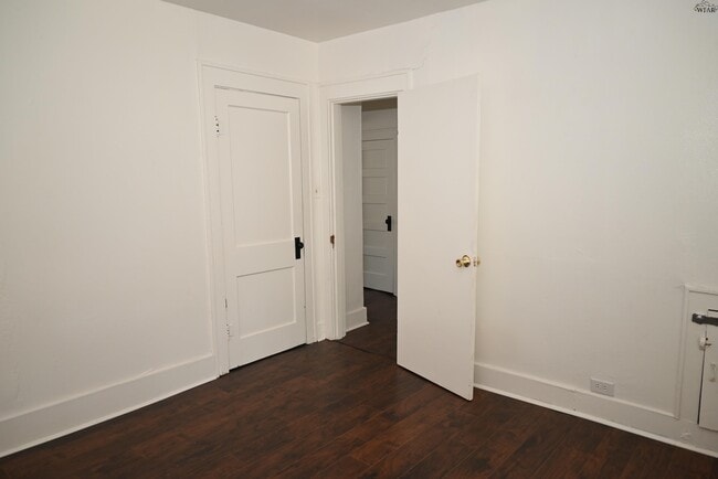 Building Photo - 2122 Yale Ave