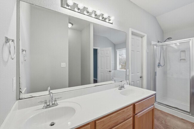 Building Photo - Freshly Painted Spacious 4 Bedroom!