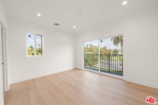 Building Photo - 913 N Hobart Blvd