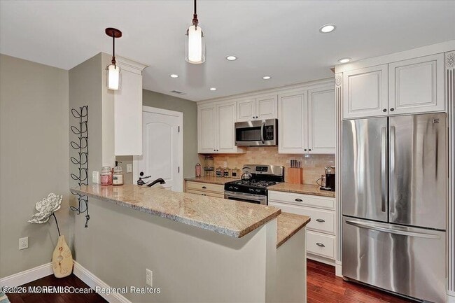 Building Photo - 13 Racquet Rd