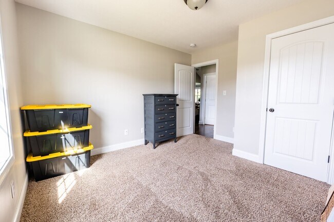 Building Photo - Pet Friendly Three Bedroom!