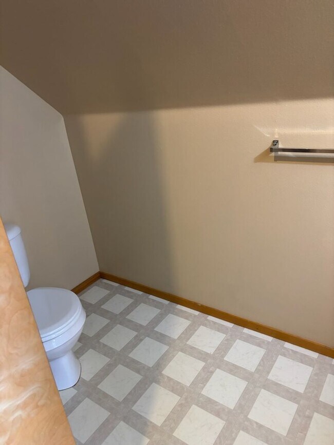 Building Photo - Short Term Lease Only, Charming 3 Bed, 1.5 Bath with Big Yard